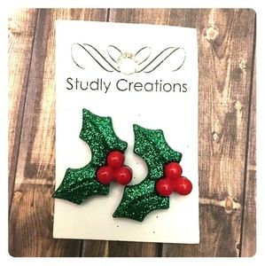 π Studlycreations christmas Holly earrings